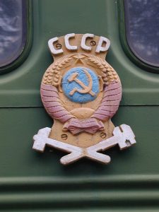 Zug-Emblem sowjetischer Zug im Museum der Lokomotiven in Nowosibirsk